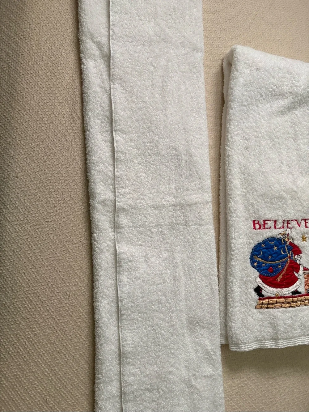 Set of 2 White Mary Englebreit Santa appliquéd large bath towels 44”x24”